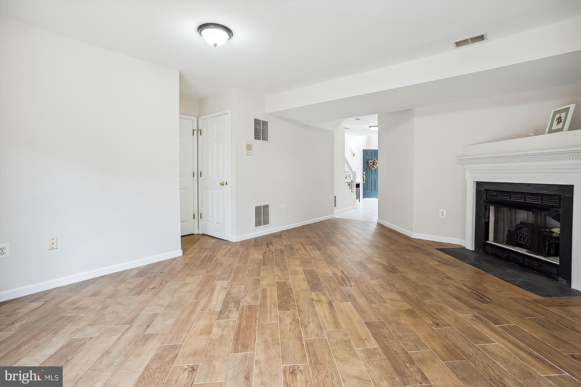 PARADISE - Residential Lease