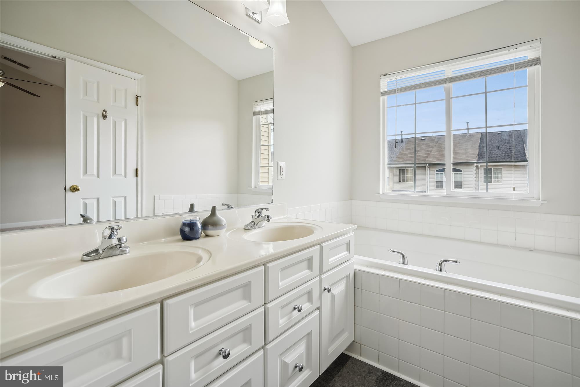 PARADISE - Residential Lease