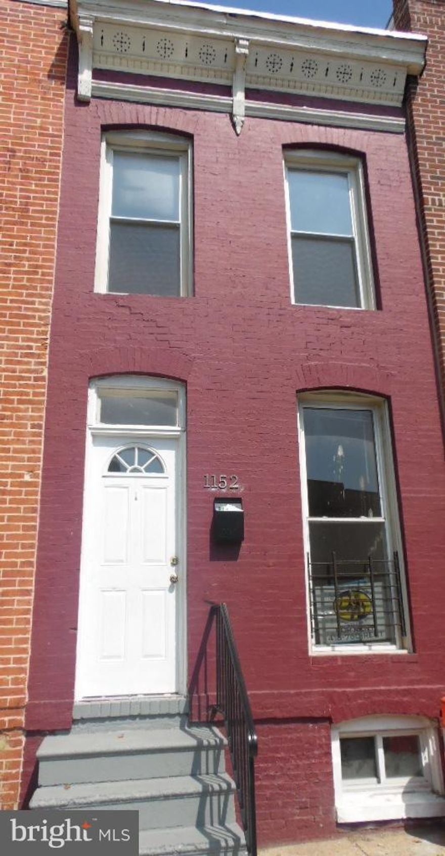 This is a very,very nice townhome! Close to everything!!! Easy access to MLK, Russell St. 95 and 295! And, both stadiums and Downtown!Freshly painted and so nice!!  Great investment opportunity! Has previously been rented for $1200.Ground Rent to be verified by Buyer