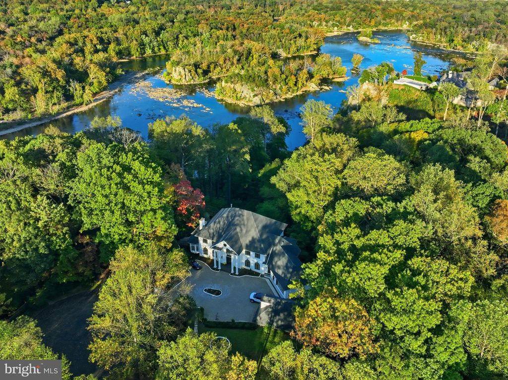 Photo of 703 Potomac Knolls Dr, MCLEAN, VA 22102 (MLS # VAFX2274344)