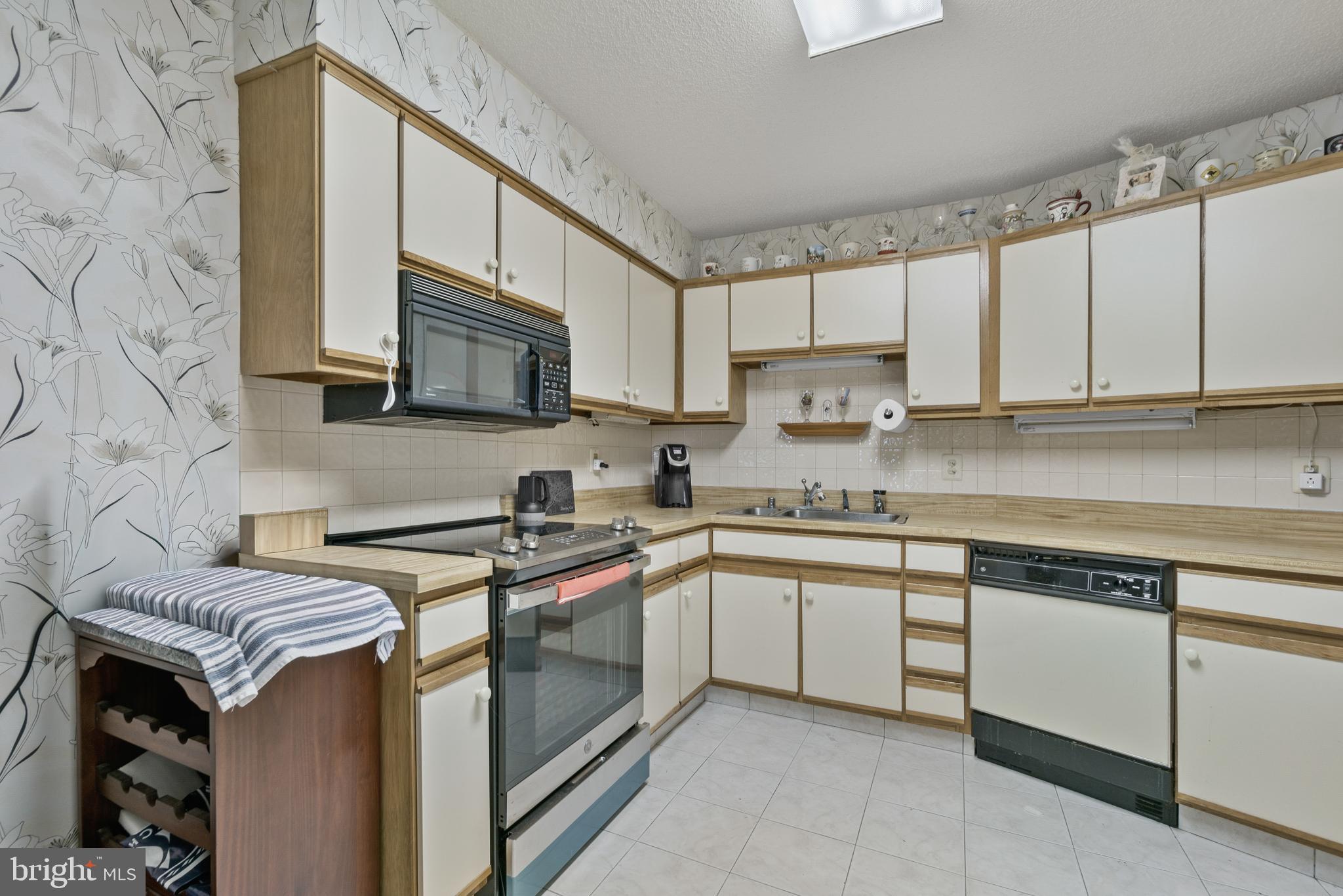 LEISURE WORLD - Residential