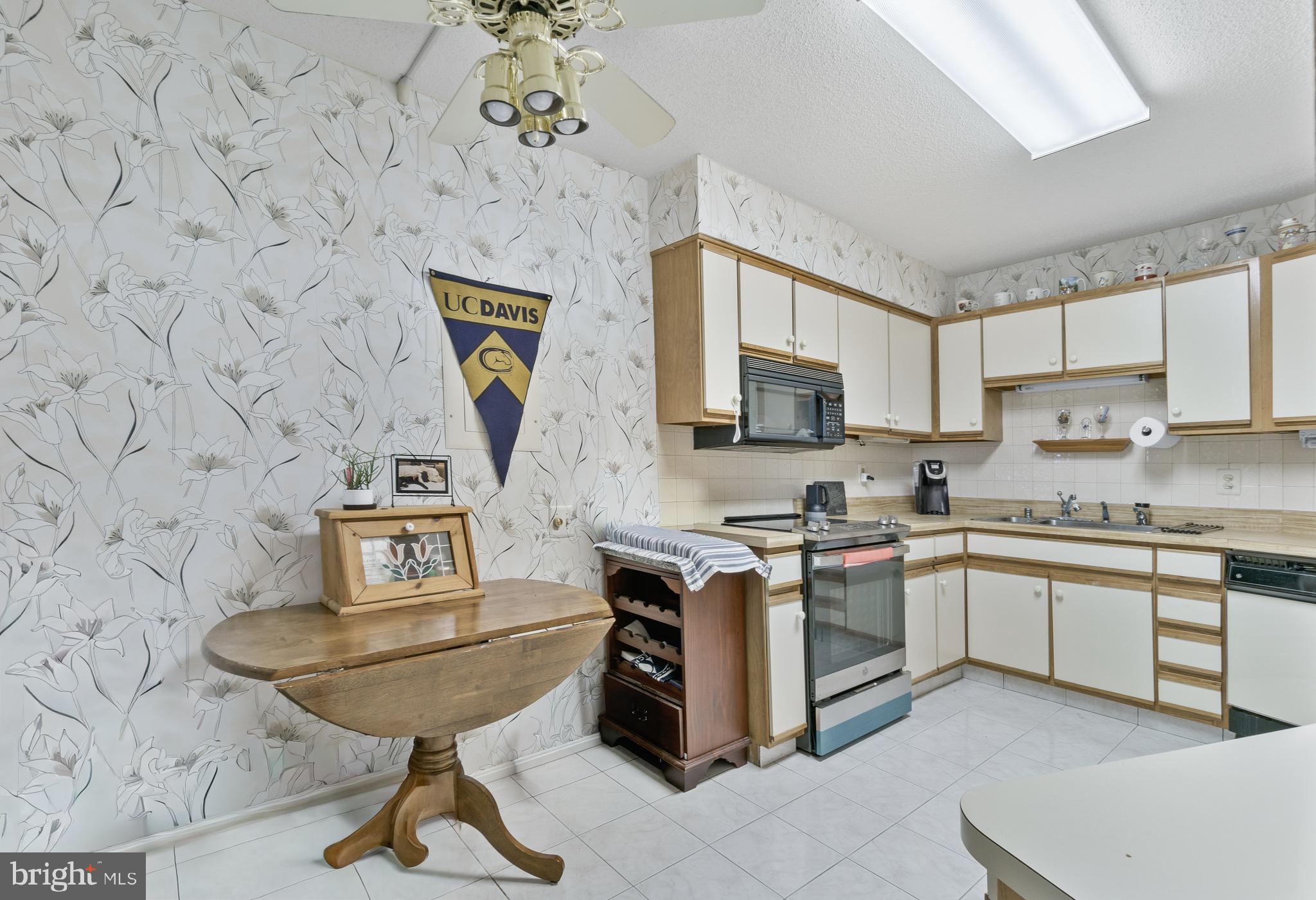 LEISURE WORLD - Residential