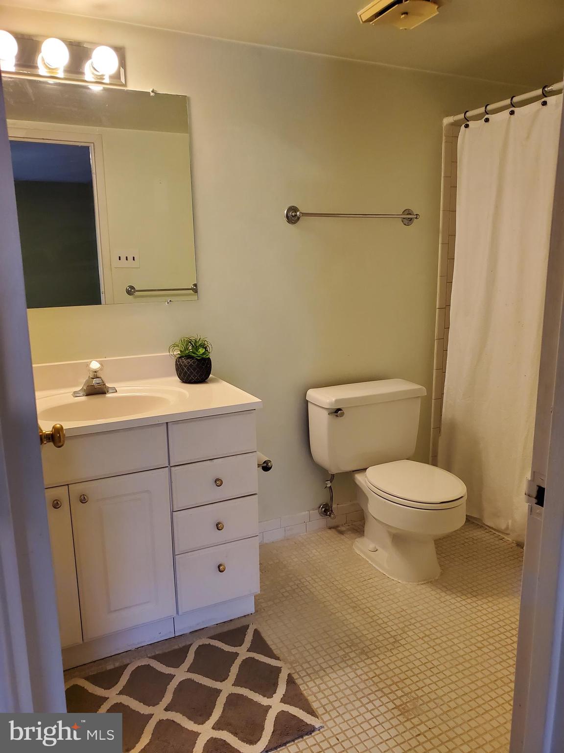 HYDE PARK - Residential Lease