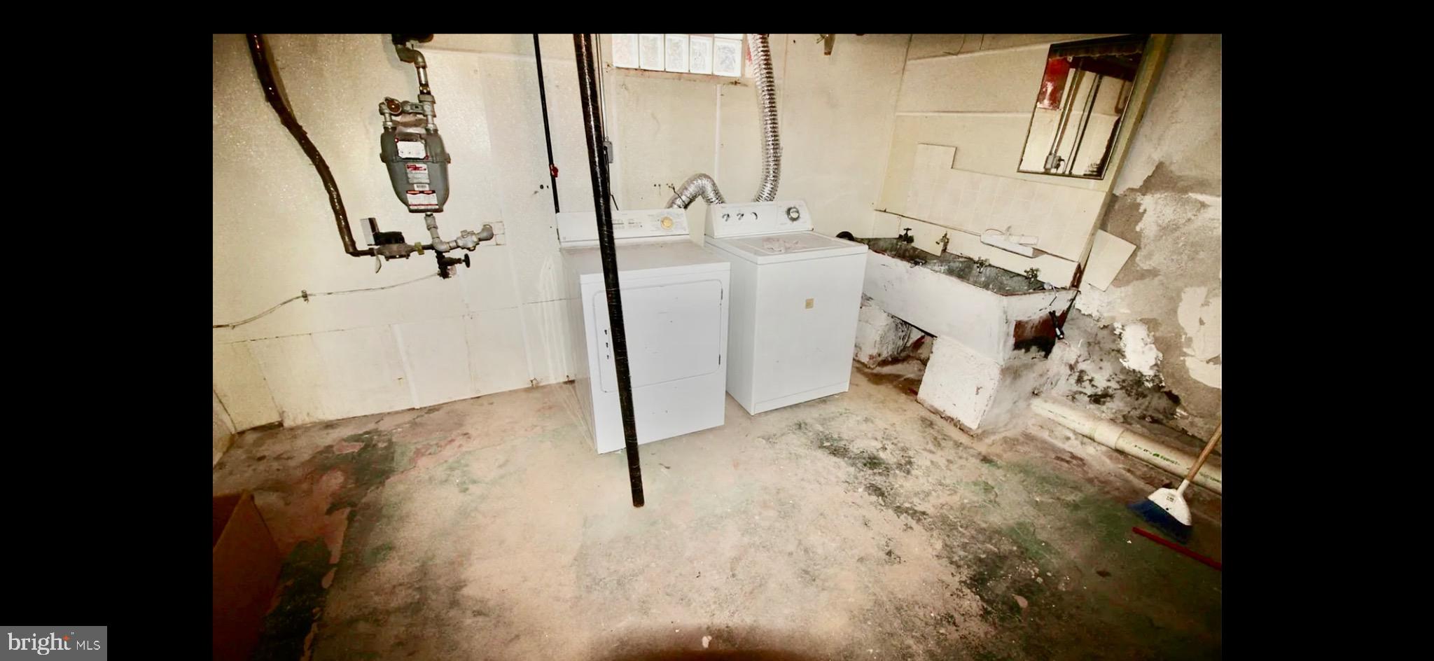 PORT RICHMOND - Residential Lease