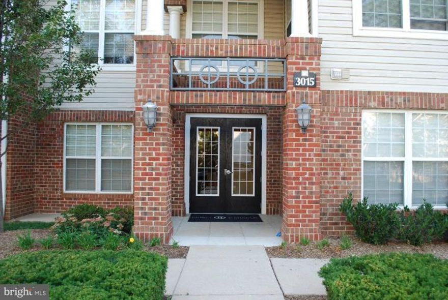 Contemporary 1br in great location near Dunn Loring Metro; Close to major highways (66, 495, 50). Nice and quiet 2nd floor location; WASHER/DRYER in unit; 2 assigned parking spaces; Walking distance to supermarket and restaurants.
