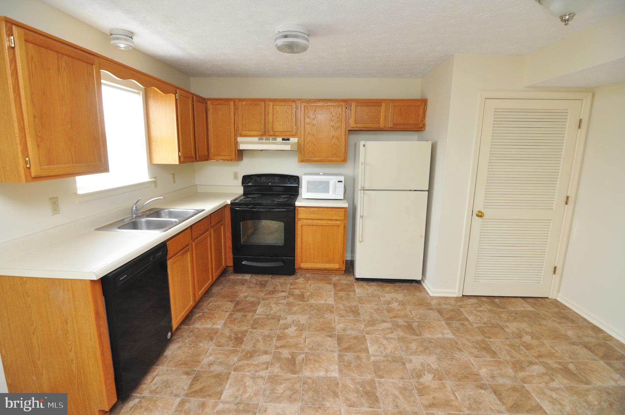 HUNTINGTON MEADOWS - Residential Lease