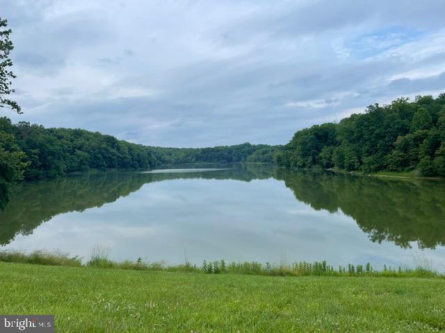 MANOR LAKE - Residential