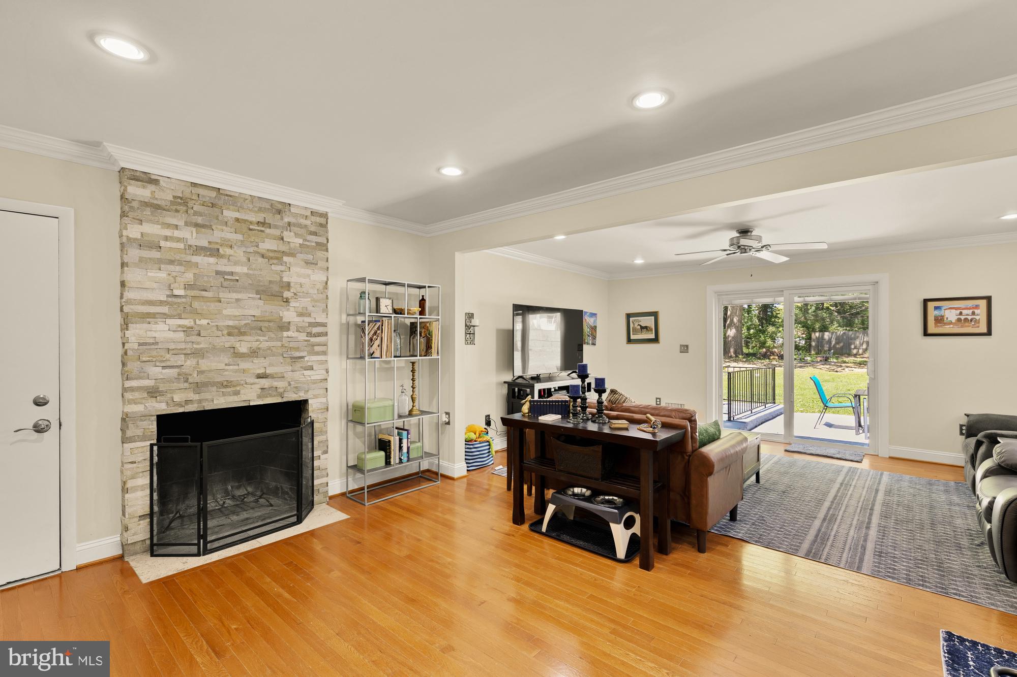 MANOR LAKE - Residential
