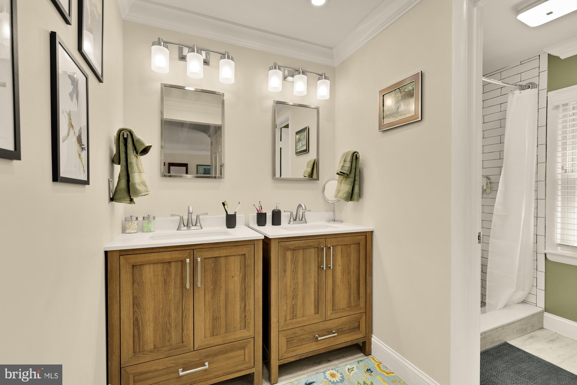 MANOR LAKE - Residential