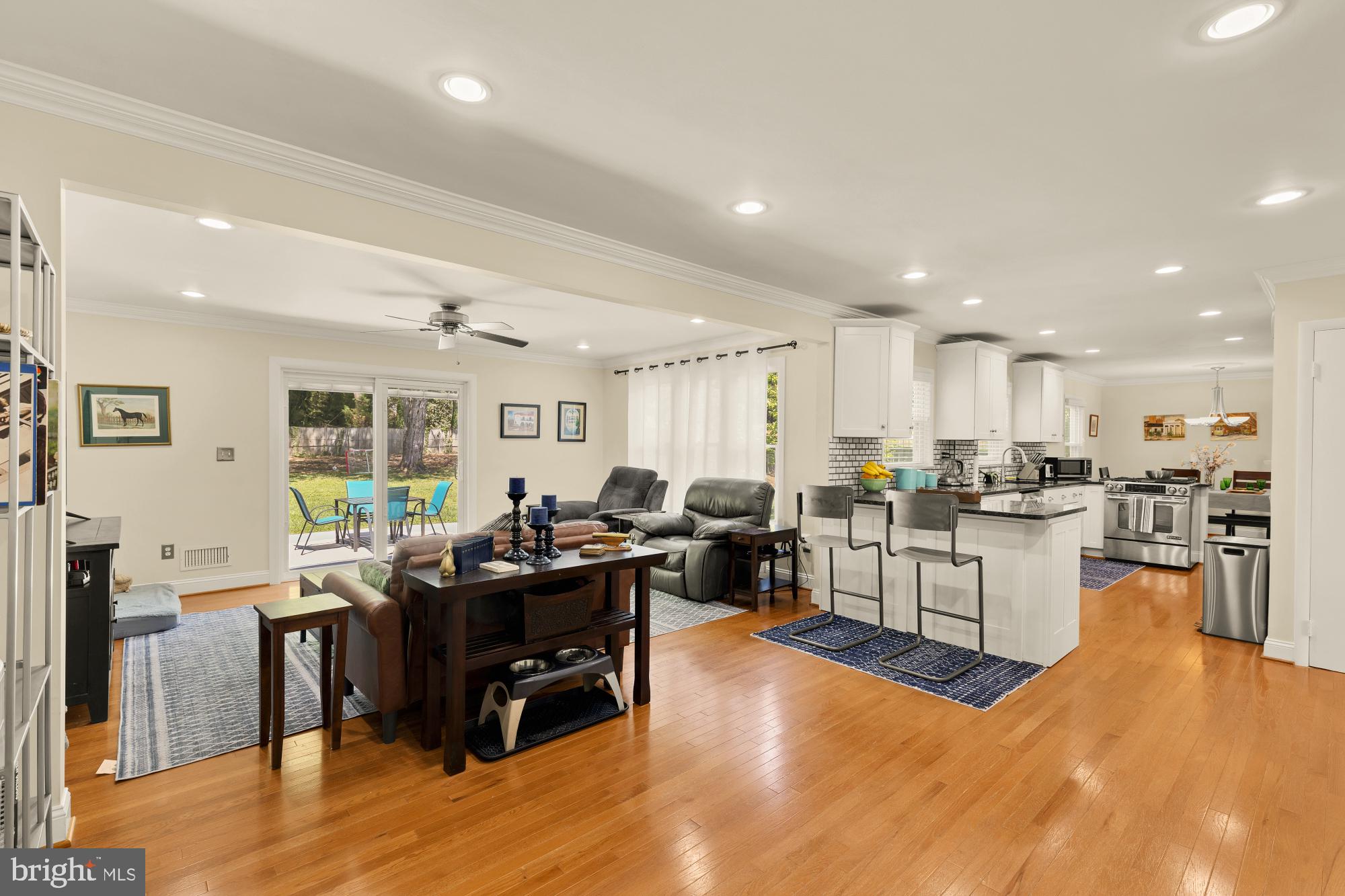 MANOR LAKE - Residential