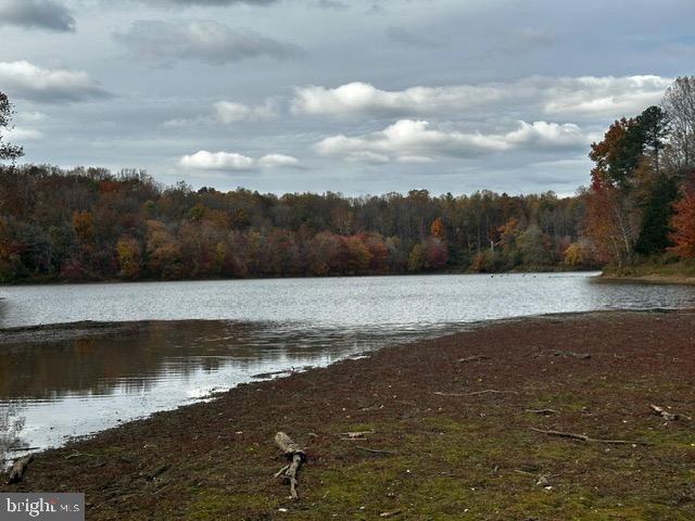 MANOR LAKE - Residential