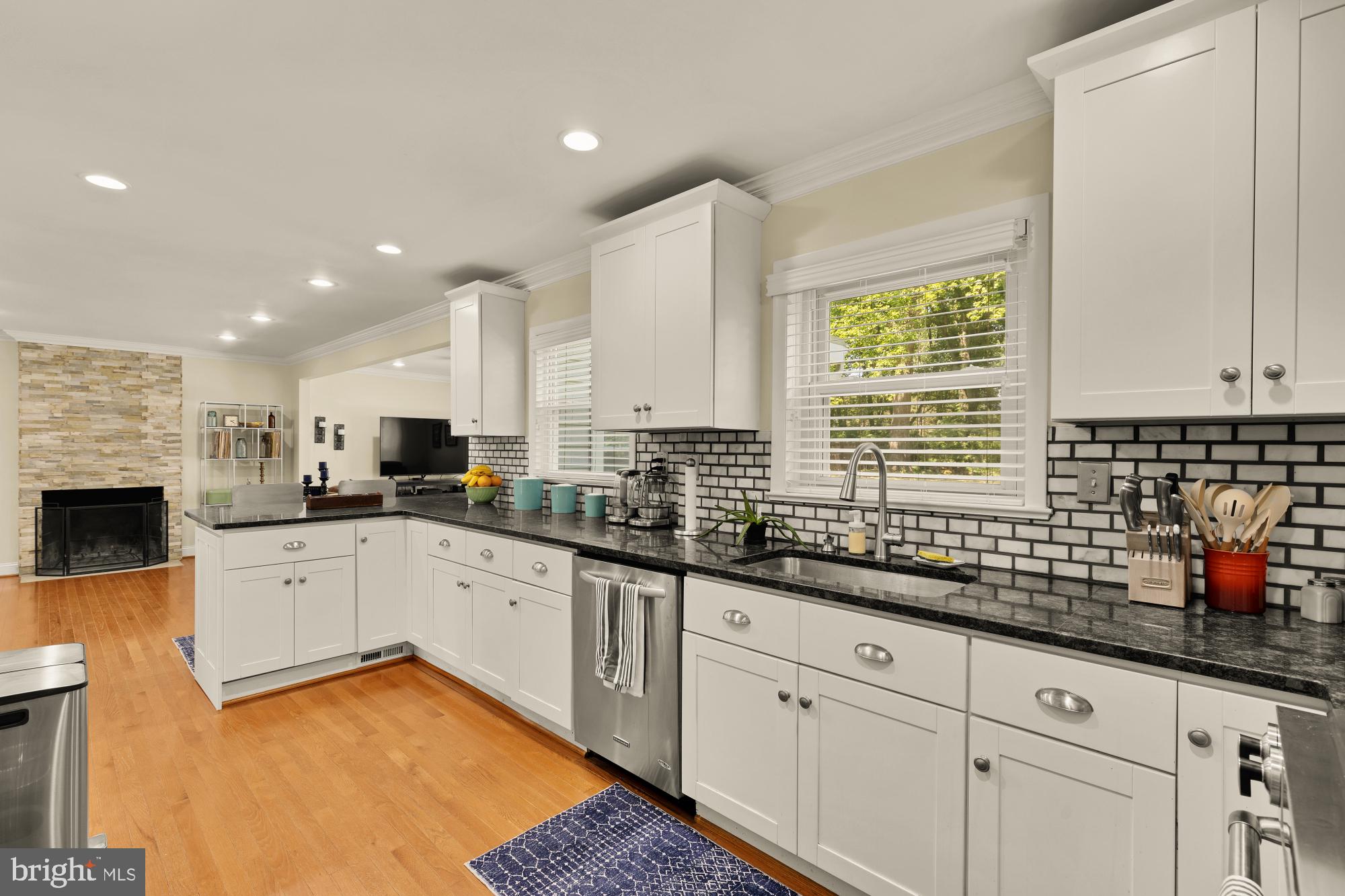 MANOR LAKE - Residential