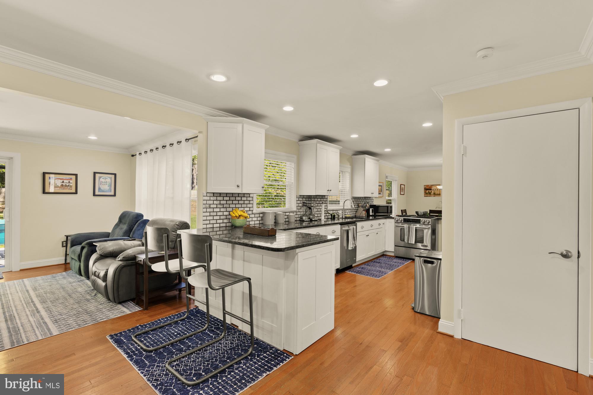 MANOR LAKE - Residential