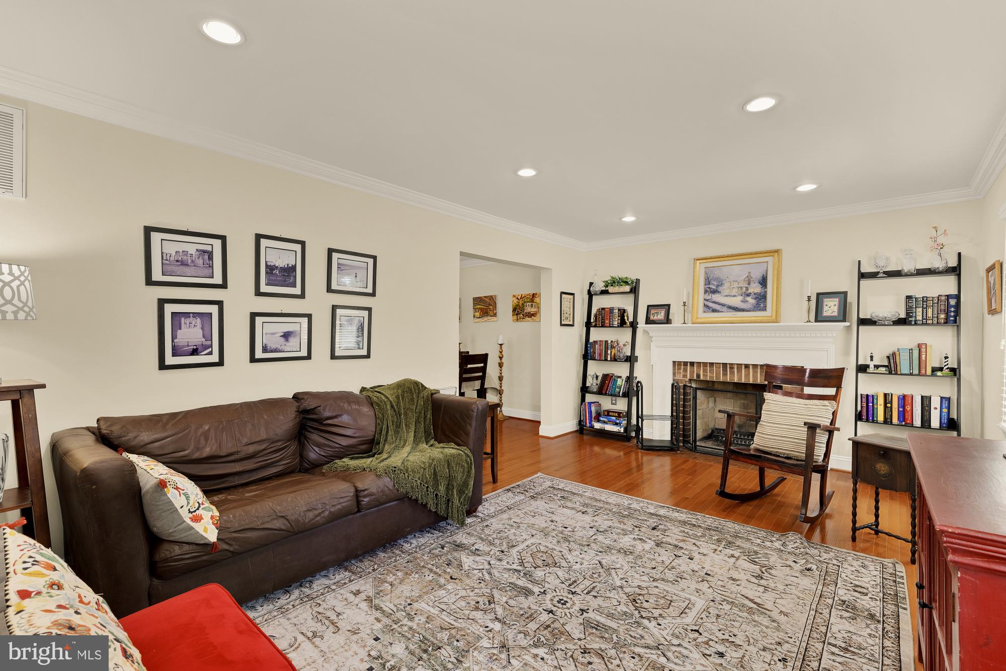 MANOR LAKE - Residential