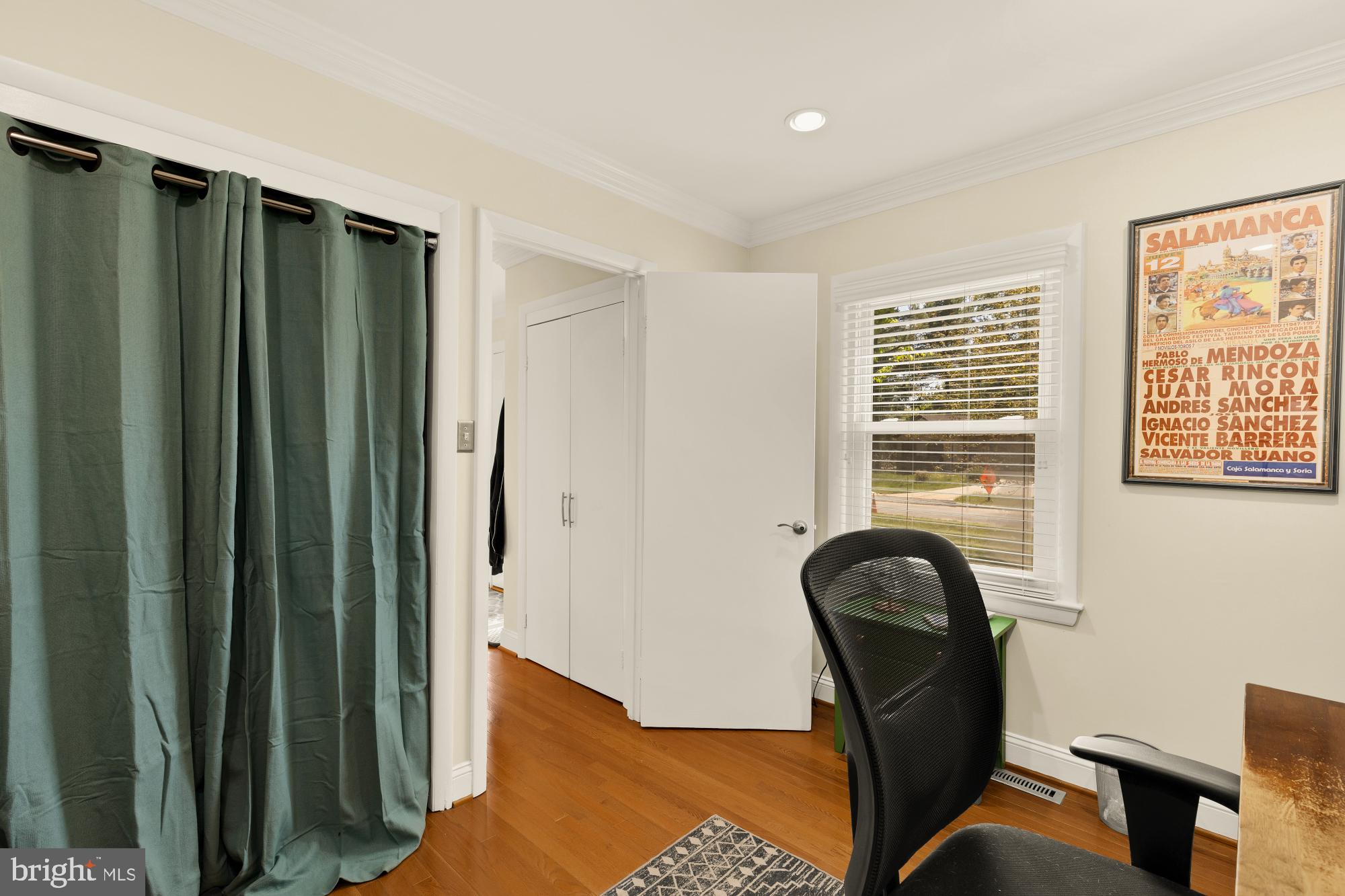 MANOR LAKE - Residential