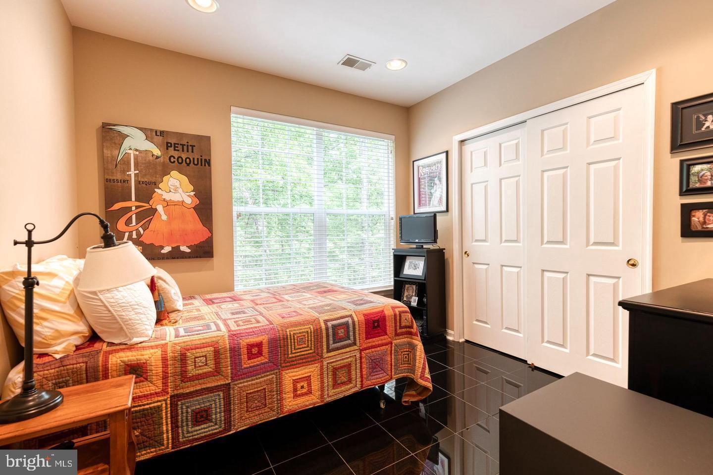 HOLLINGTON AT THE POINTE - Residential Lease