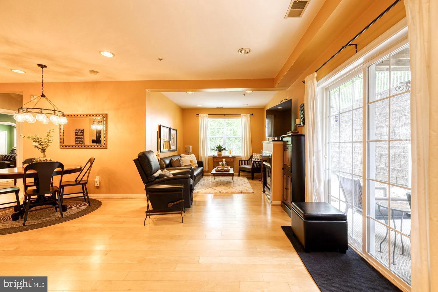 HOLLINGTON AT THE POINTE - Residential Lease