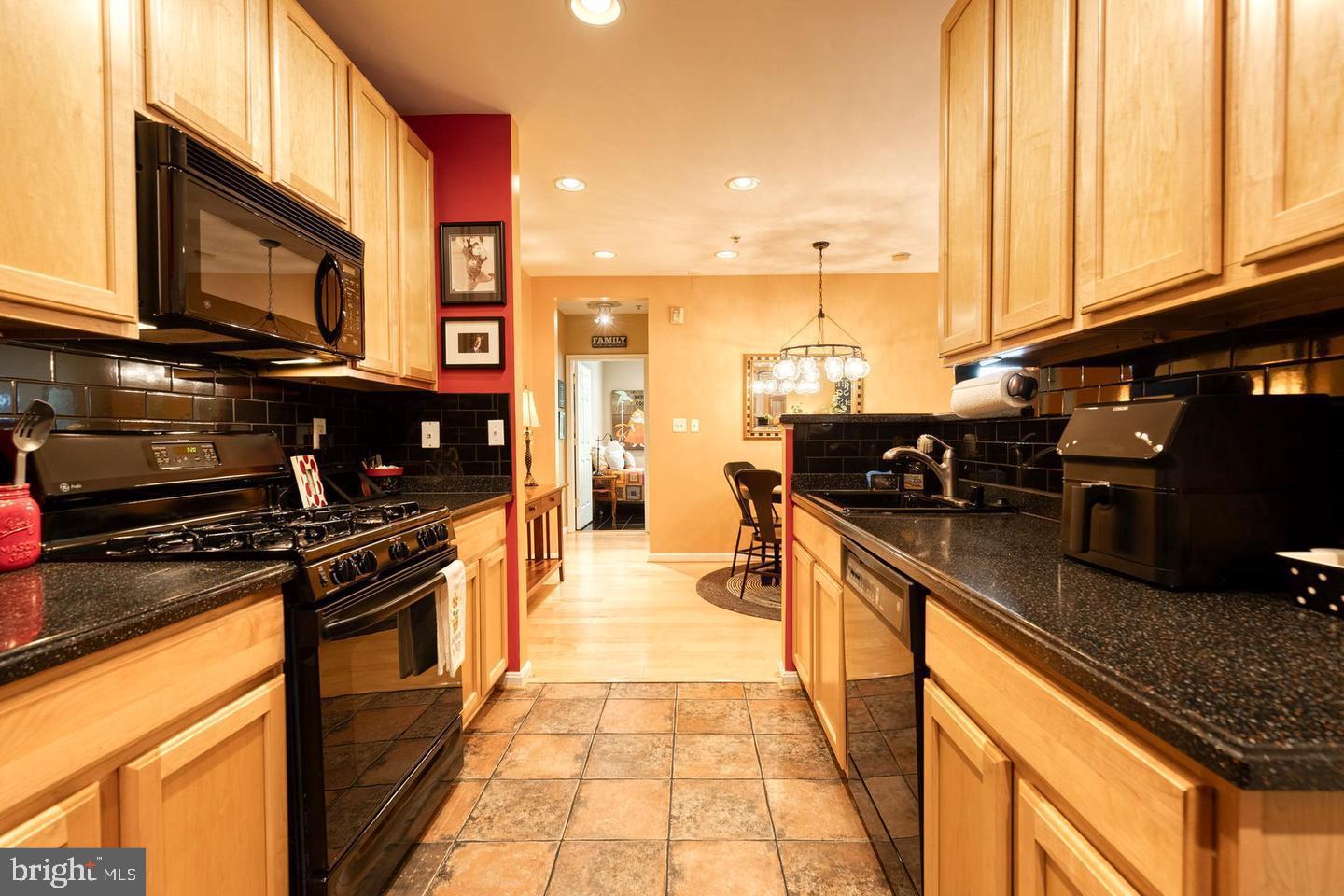 HOLLINGTON AT THE POINTE - Residential Lease