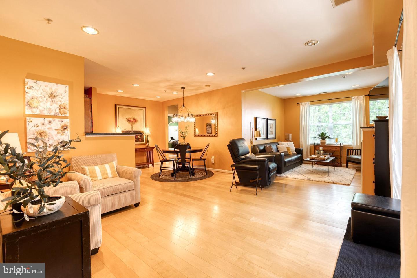 HOLLINGTON AT THE POINTE - Residential Lease