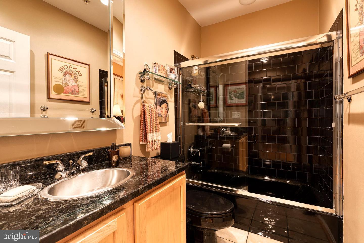 HOLLINGTON AT THE POINTE - Residential Lease