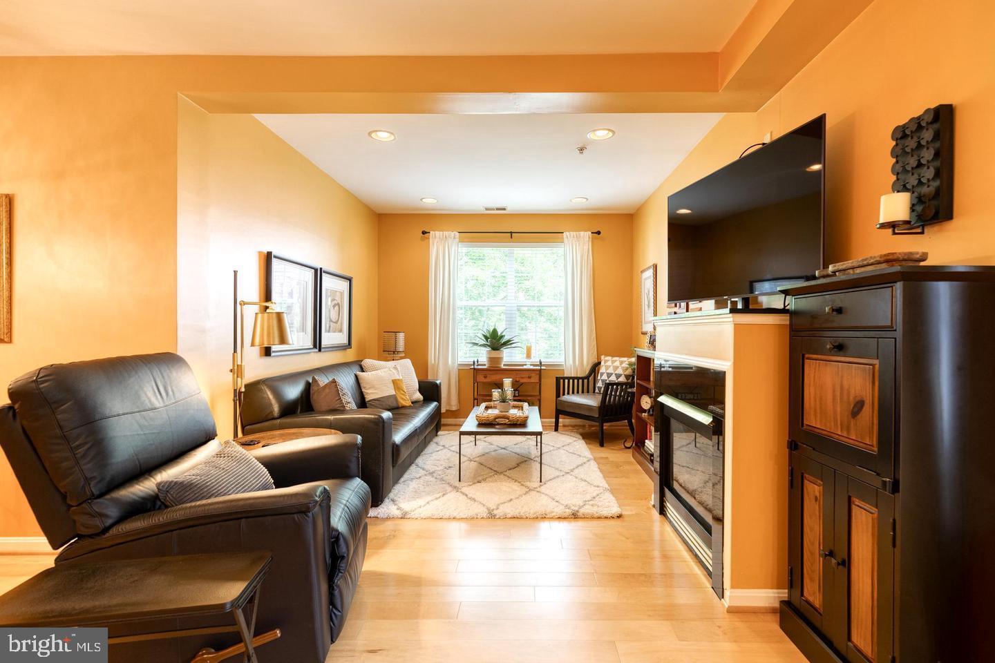 HOLLINGTON AT THE POINTE - Residential Lease