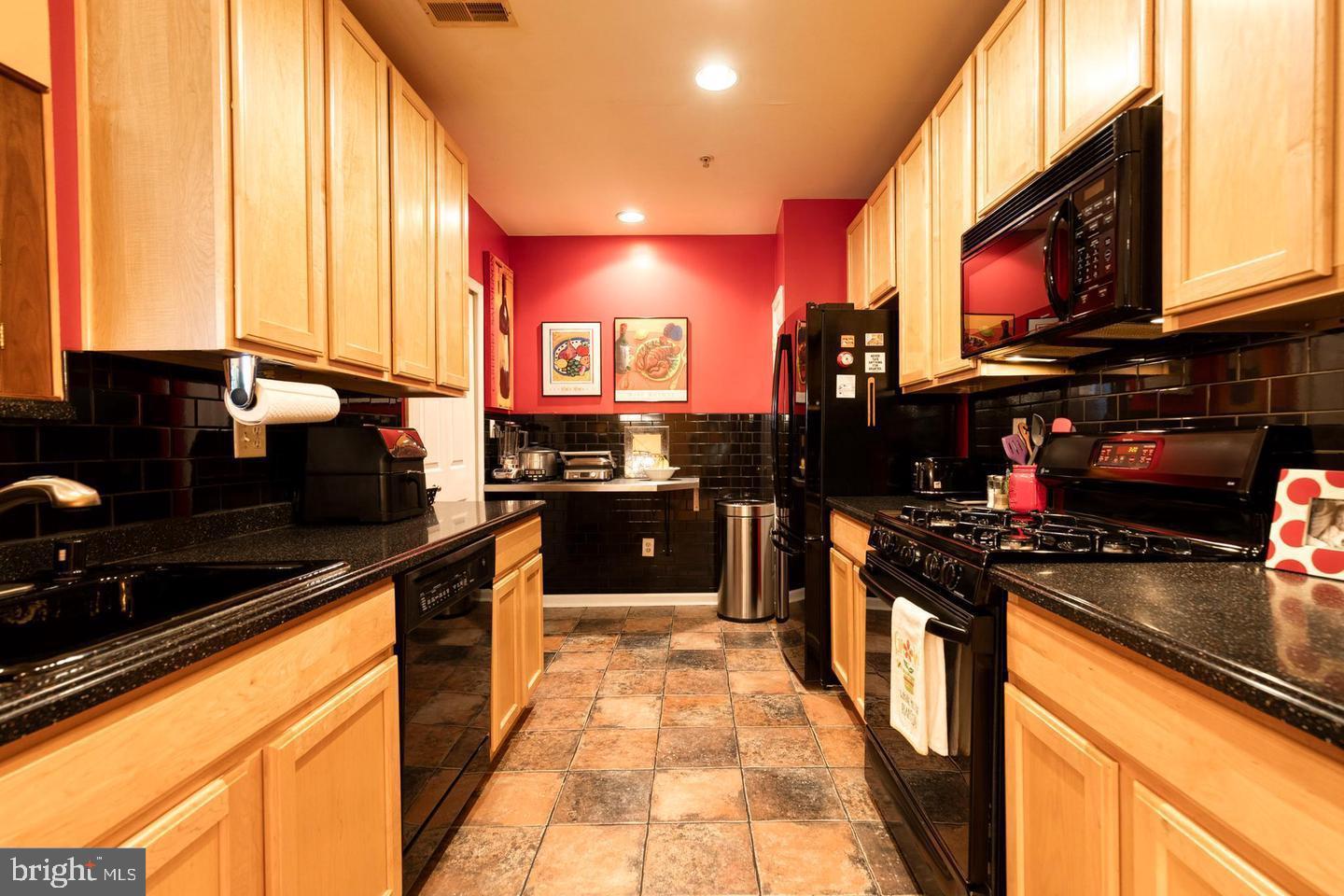 HOLLINGTON AT THE POINTE - Residential Lease