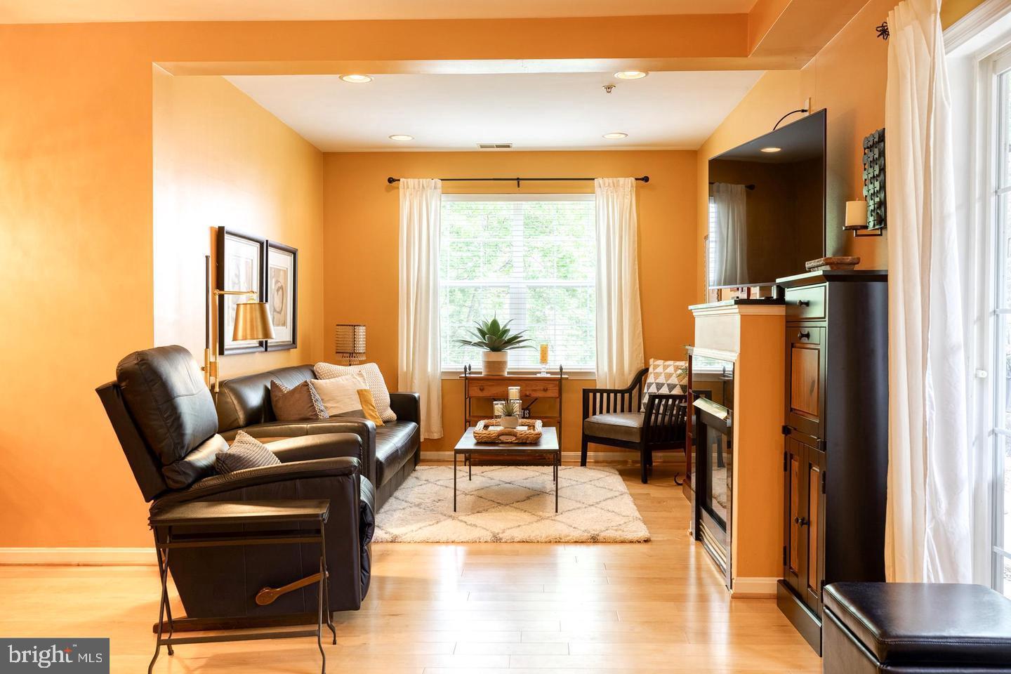 HOLLINGTON AT THE POINTE - Residential Lease