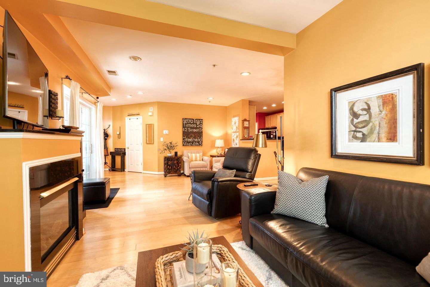 HOLLINGTON AT THE POINTE - Residential Lease