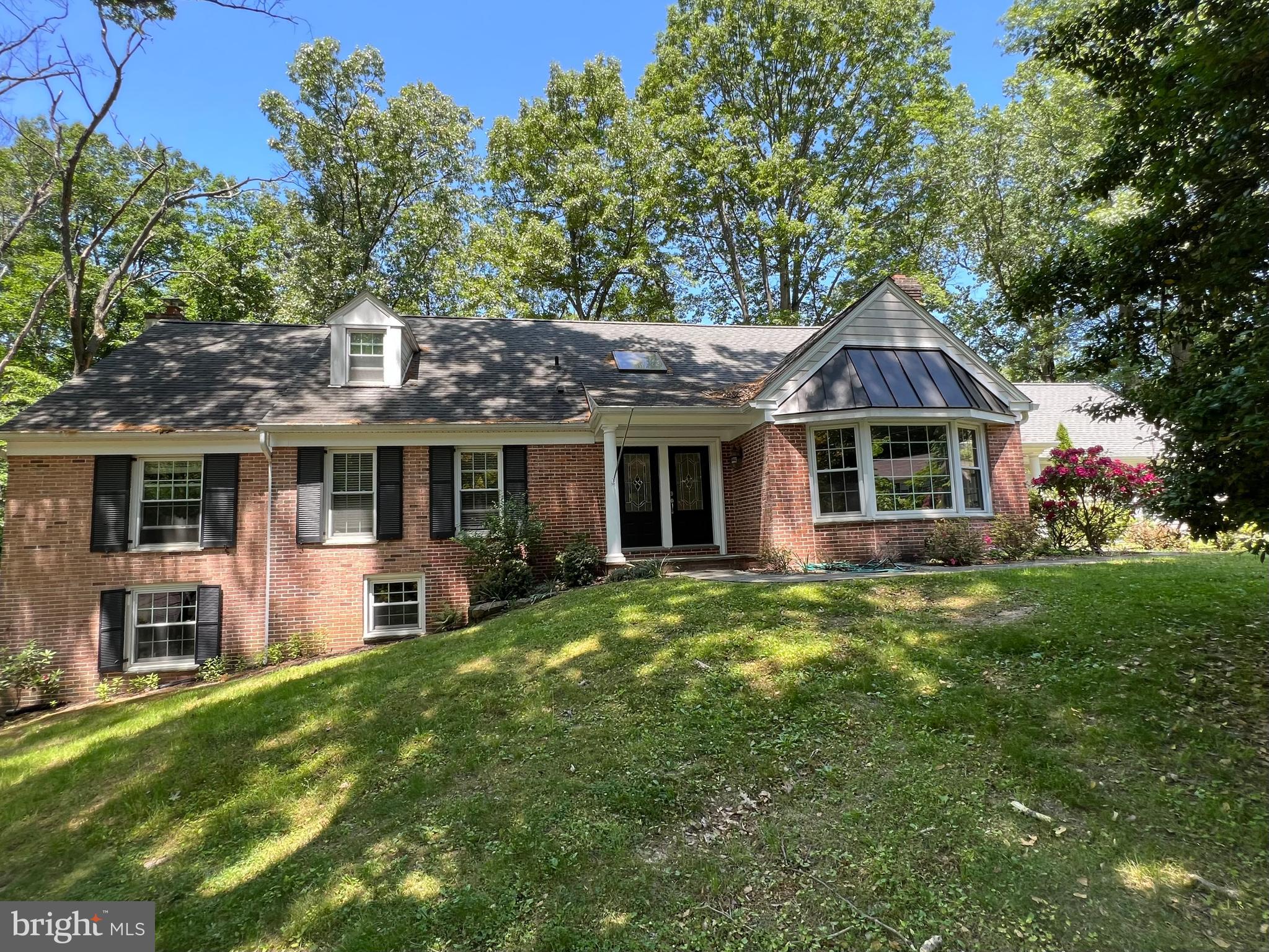 COLONIAL VILLAGE - Residential