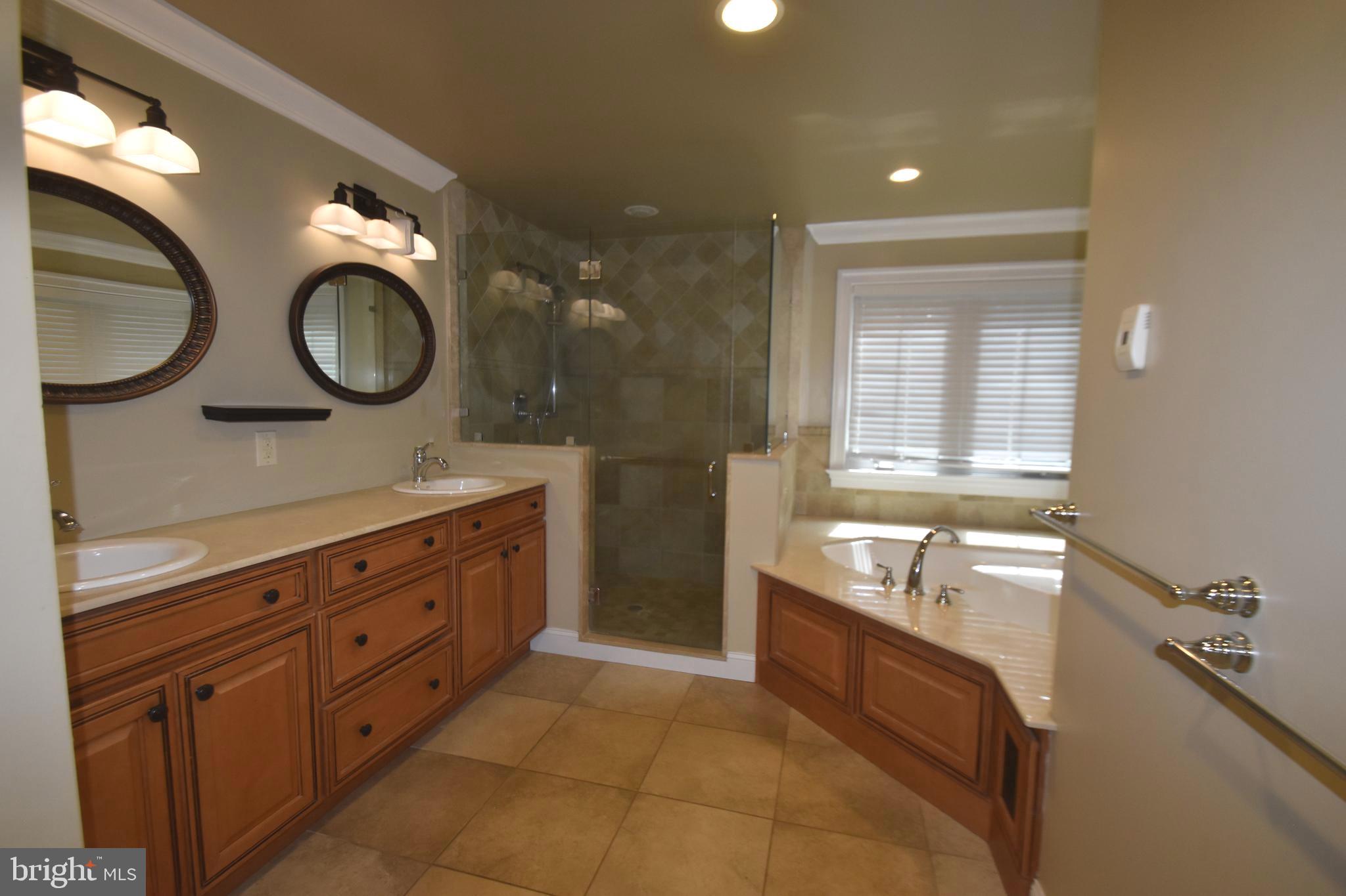 COLONIAL VILLAGE - Residential