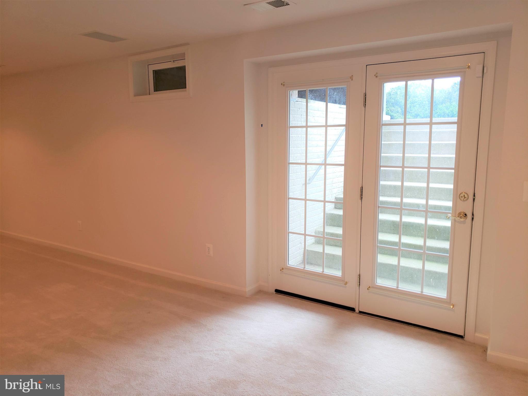 THREE FLAGS - Residential