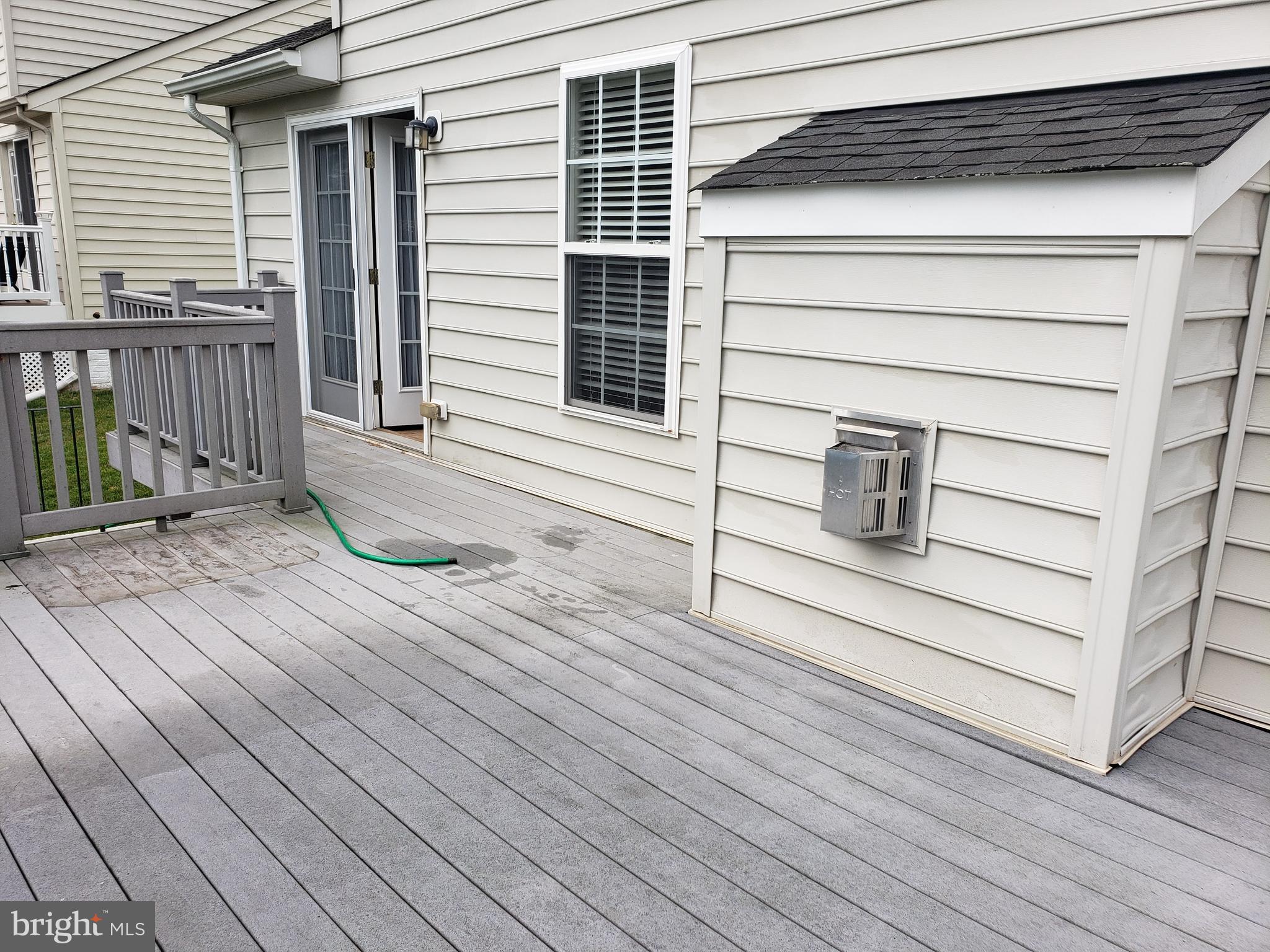 THREE FLAGS - Residential