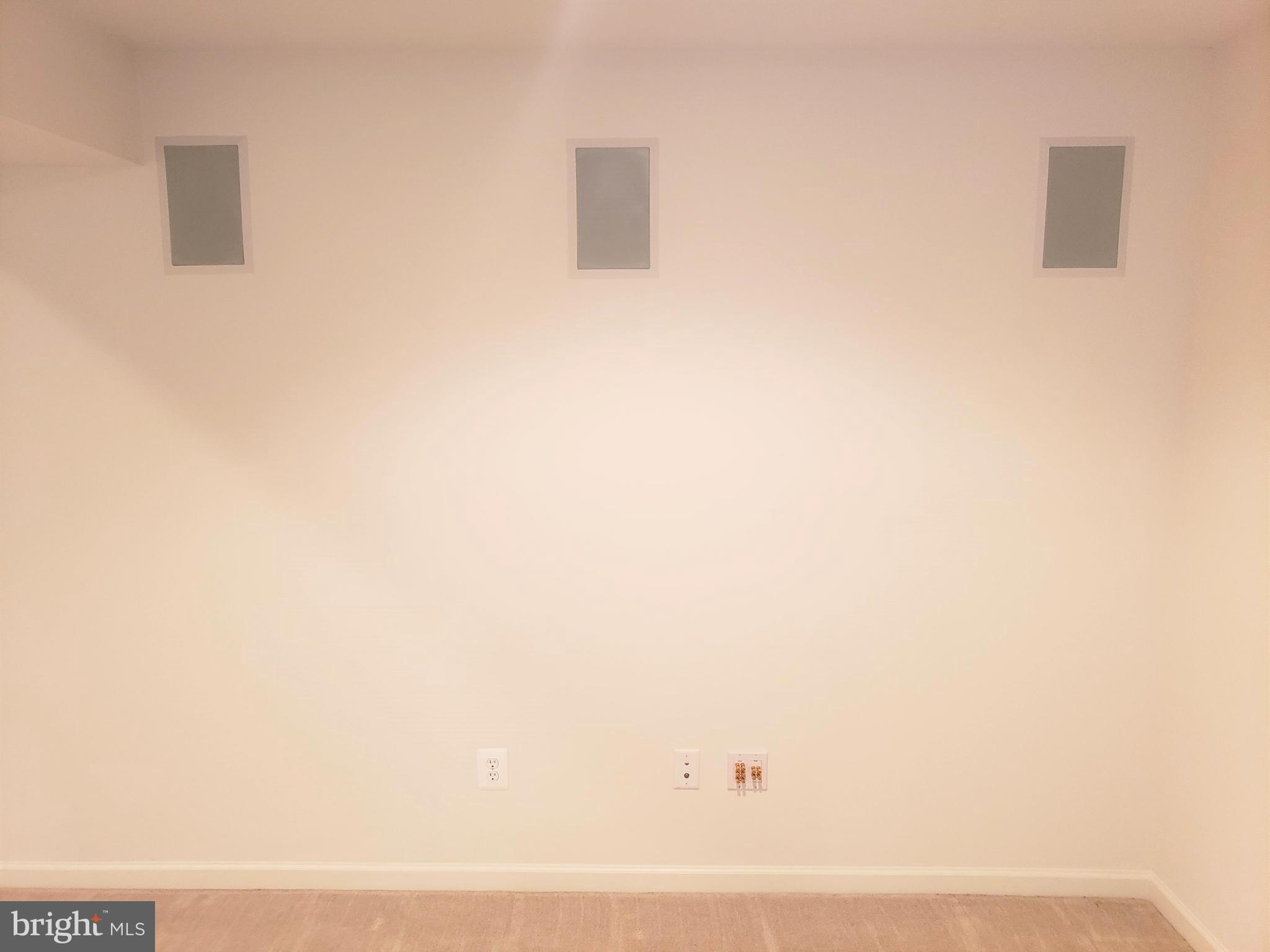 THREE FLAGS - Residential