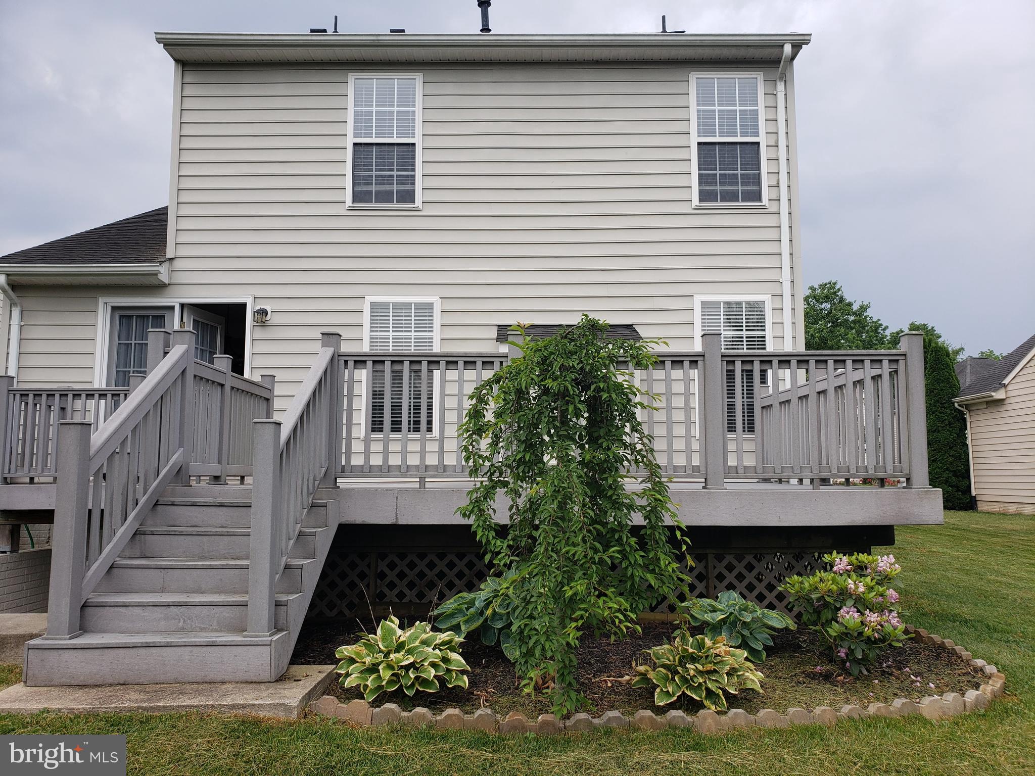 THREE FLAGS - Residential