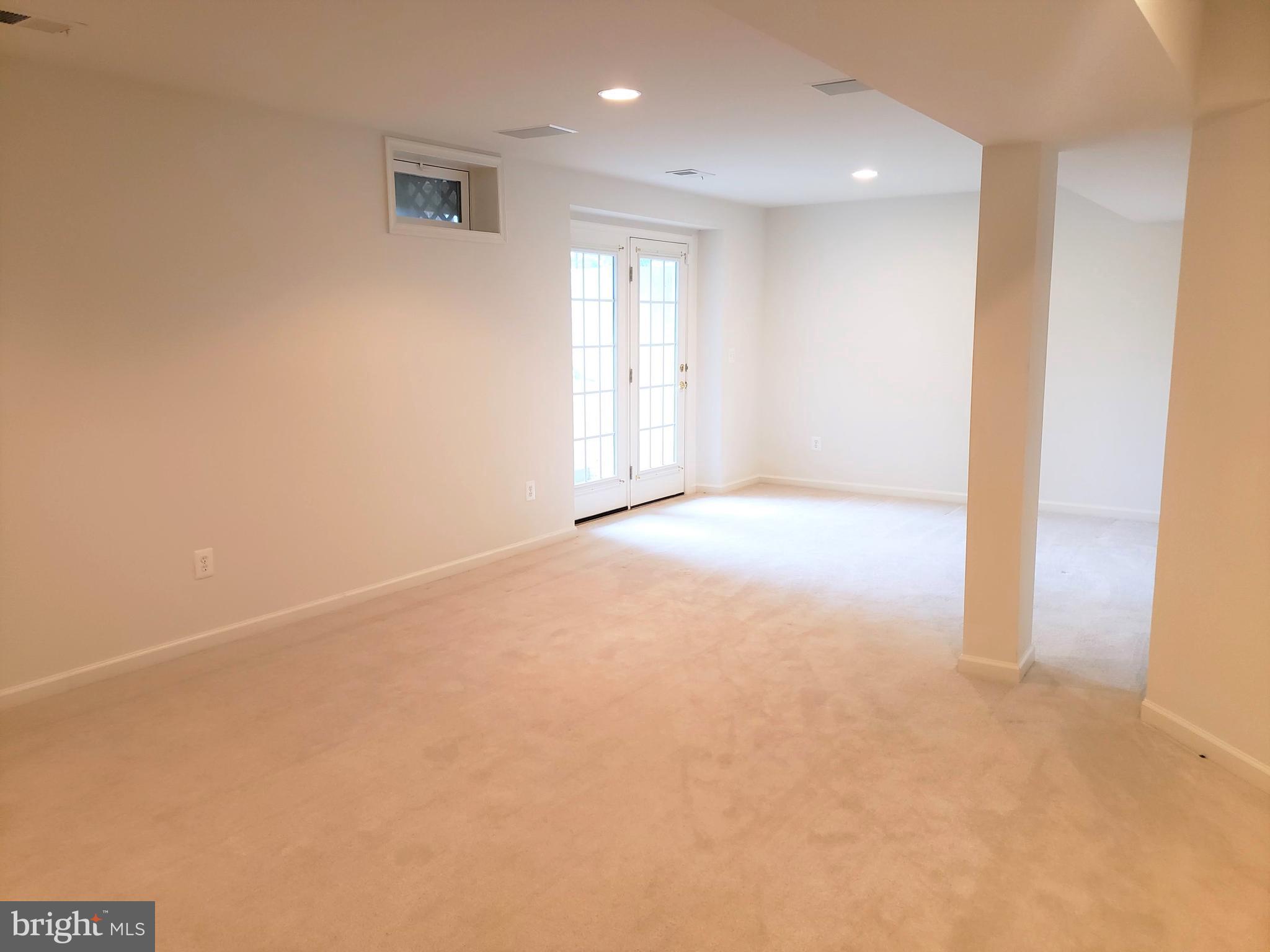 THREE FLAGS - Residential