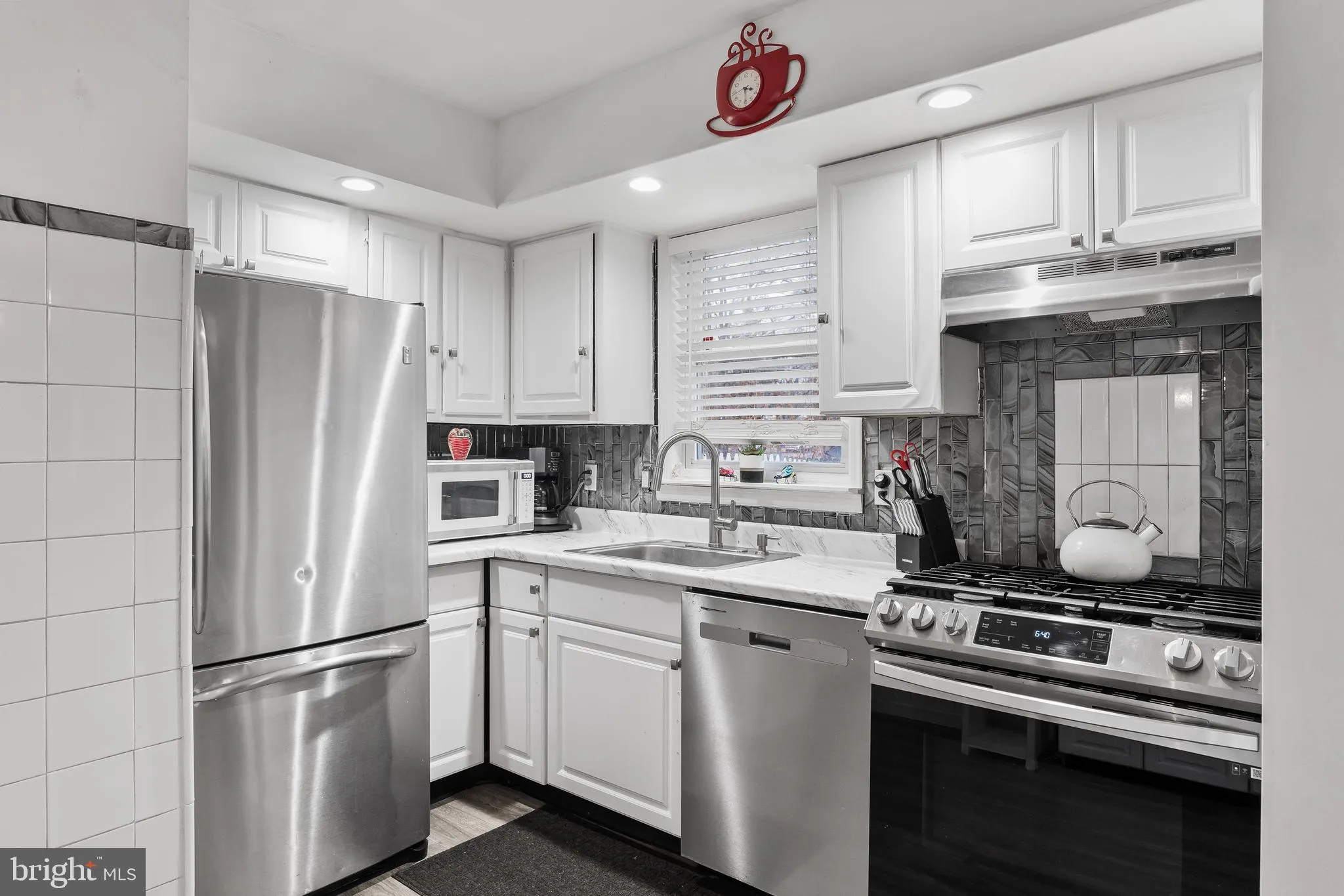 Moorestown, New Jersey 08057, United States, 2 Bedrooms Bedrooms, ,2 BathroomsBathrooms,Residential,Pending,18775