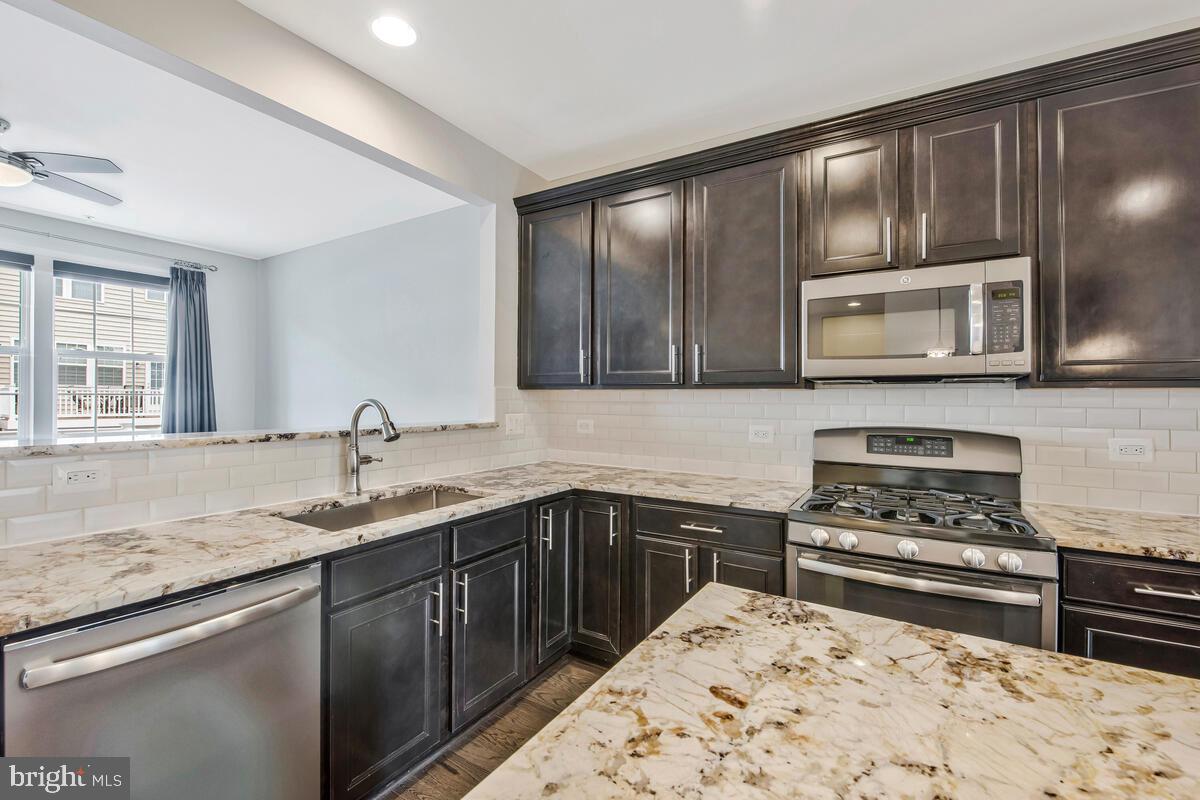 1043 IRONWOOD LANE