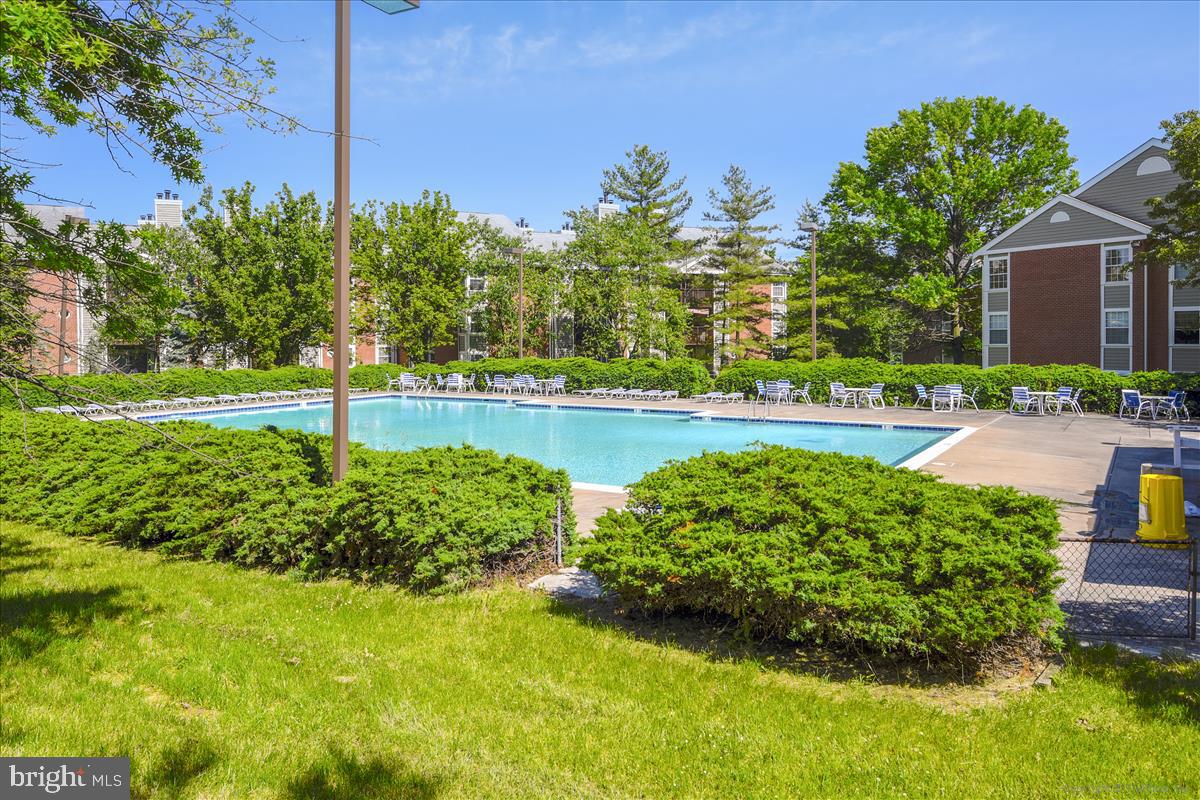 CROMWELL FOUNTAIN - Residential