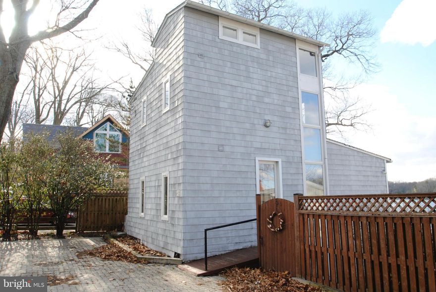 WATERFRONT PARTIALLY FURNISHED RENTAL WITH SANDY BEACH.  Cozy waterfront cottage in Herald Harbor w/water views, sandy beach.Two bedrooms, 1.5 baths, private deck w/steps to the pier. Feels like vacation year round yet only 5 miles from Annapolis mall. Small dogs allowed on case by case basis w/$300 pet deposit, Owner retains easement to use pier and boat slip; tenant has use of pier but not slip