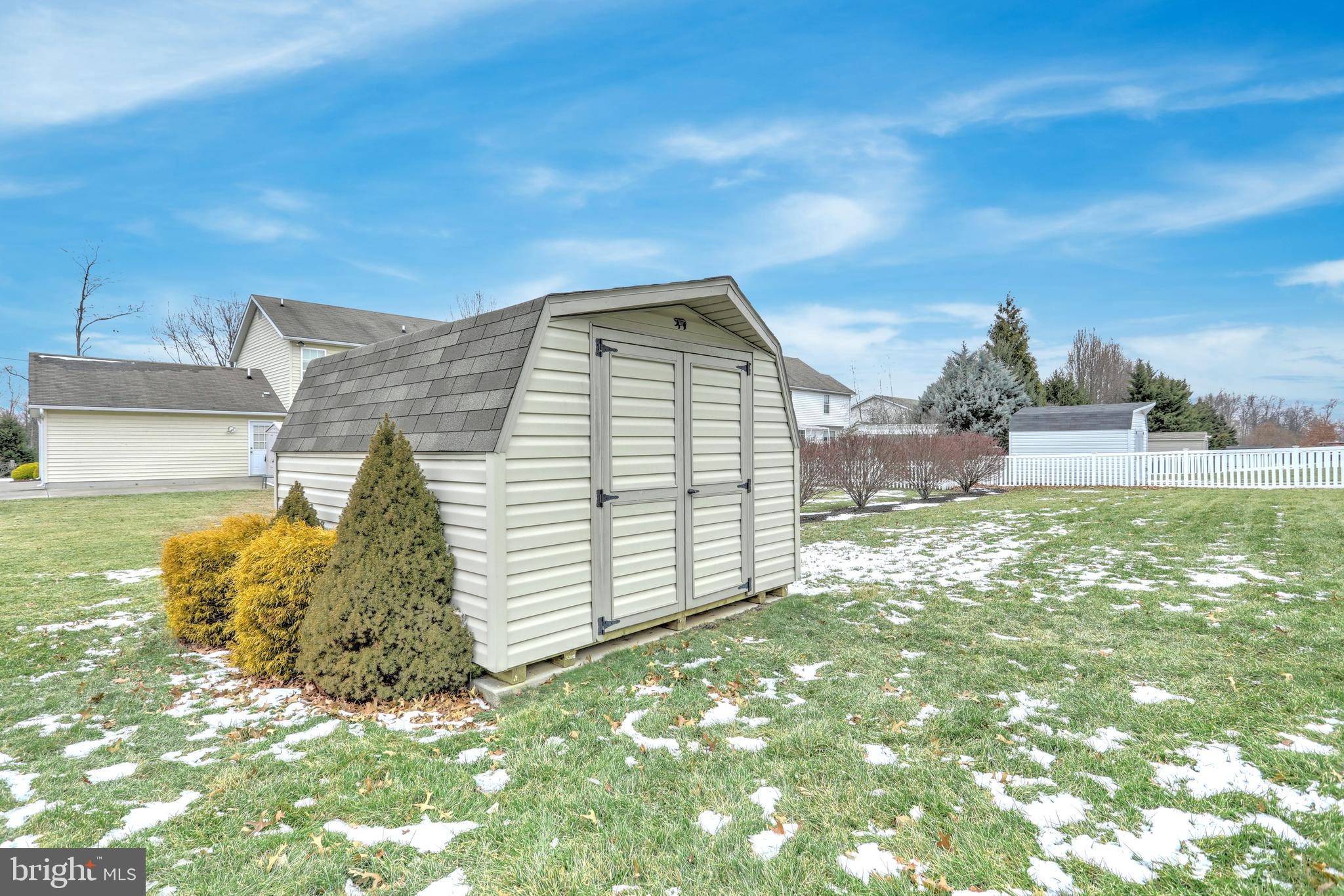 COUNTRY CLUB MANOR - Residential