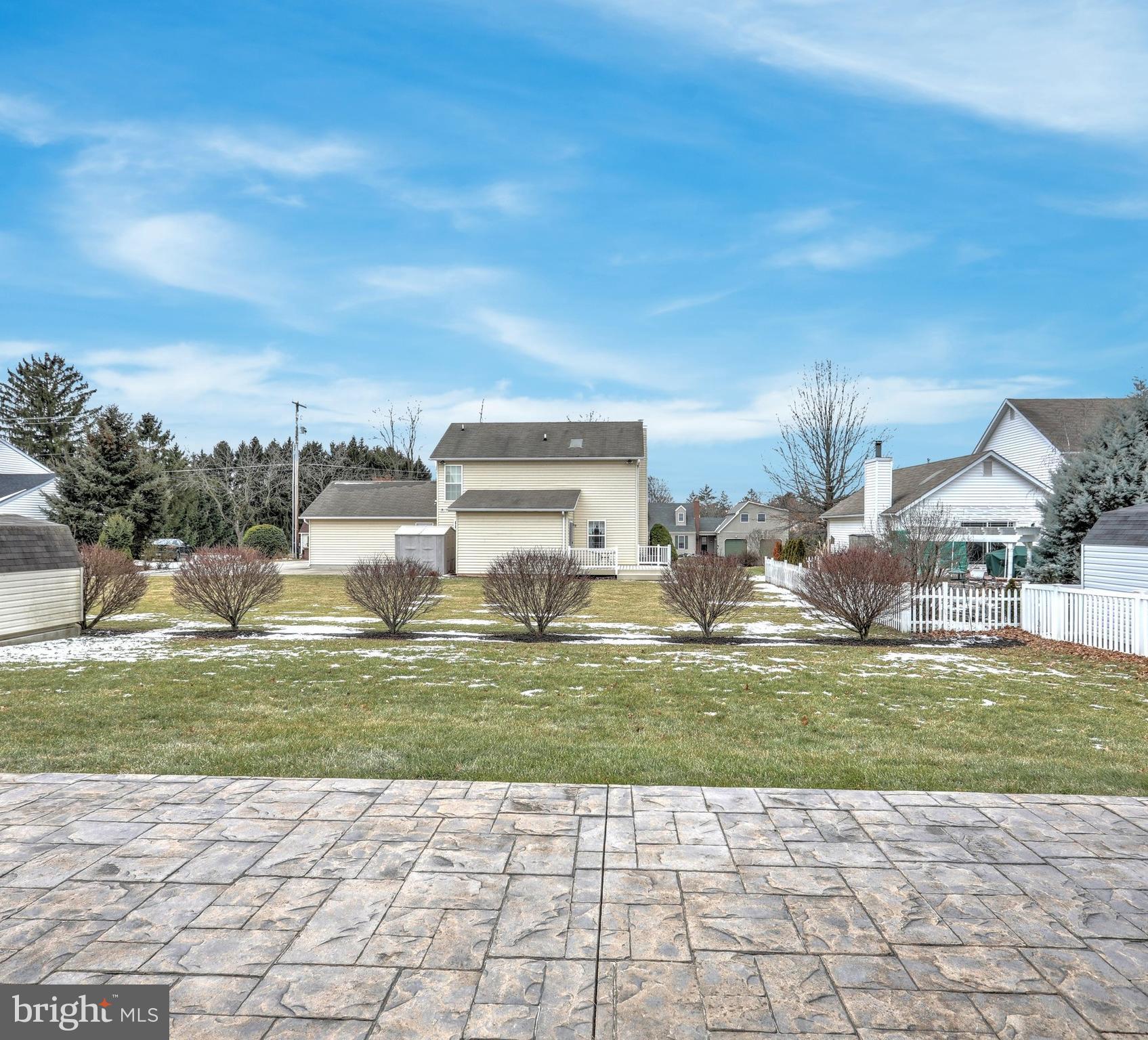 COUNTRY CLUB MANOR - Residential