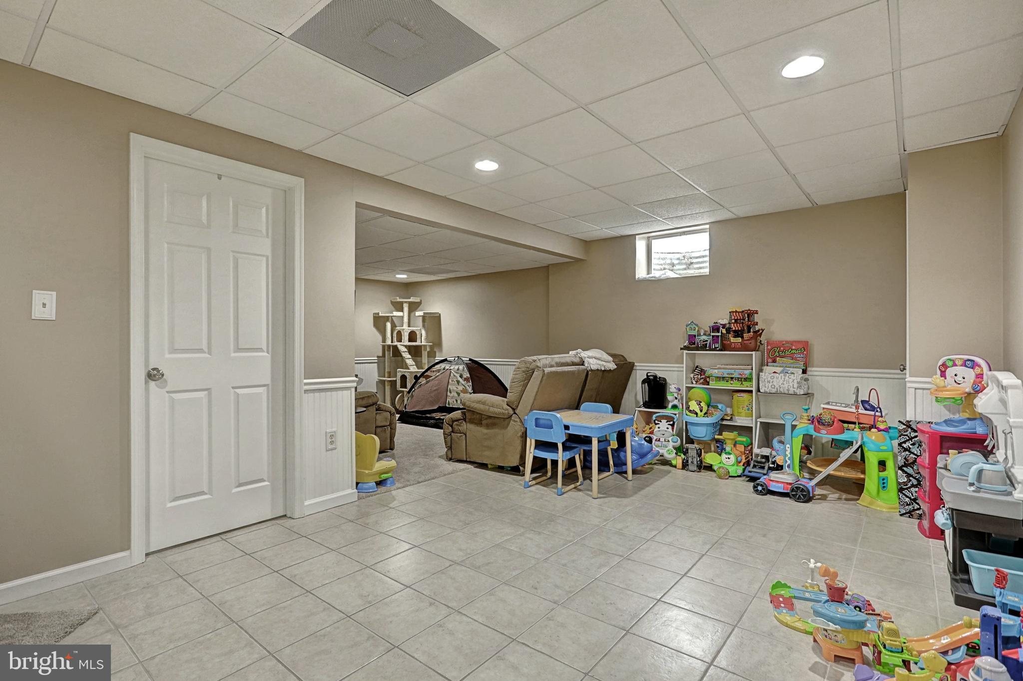 COUNTRY CLUB MANOR - Residential