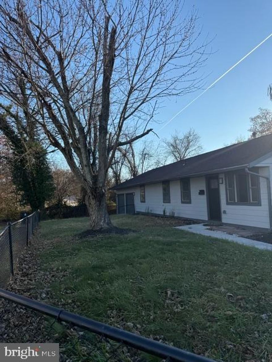 RENT THIS BEAUTIFULLY RENOVATED 2 (POSSIBLE 3 BEDROOMS) BEDROOMS, 2 FULL BATHROOMS, AND ENJOY THE MODERN ARCHITECTURAL DESIGN, GOURMET KITCHEN, BEAUTIFUL BATHROOMS ON LARGE CORNER END OF THE STREET LEVEL LOT.
(2 GARAGES NOT INCLUDED)
READY FOR IMMEDIATE OCCUPANCY.