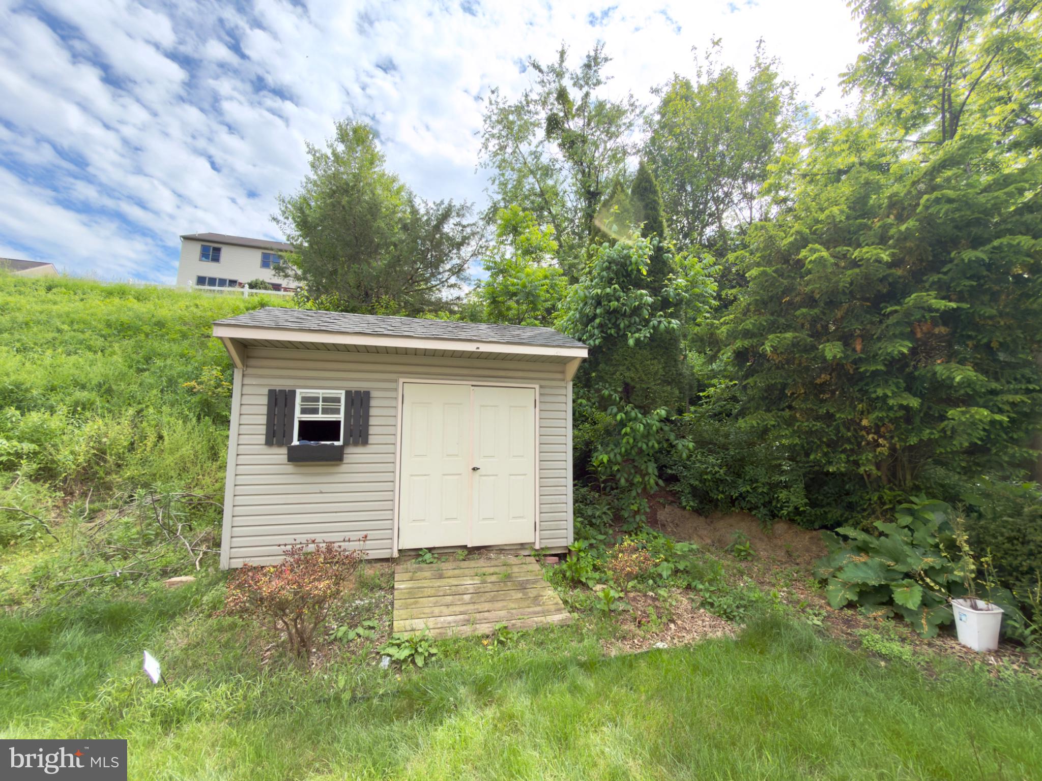 COUNTRY SQUIRE ESTATES - Residential