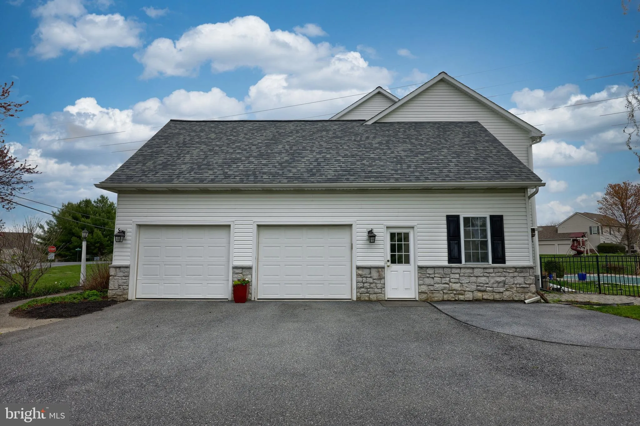 Lancaster, Pennsylvania 17602, United States, 5 Bedrooms Bedrooms, ,4 BathroomsBathrooms,Residential,Pending,111544