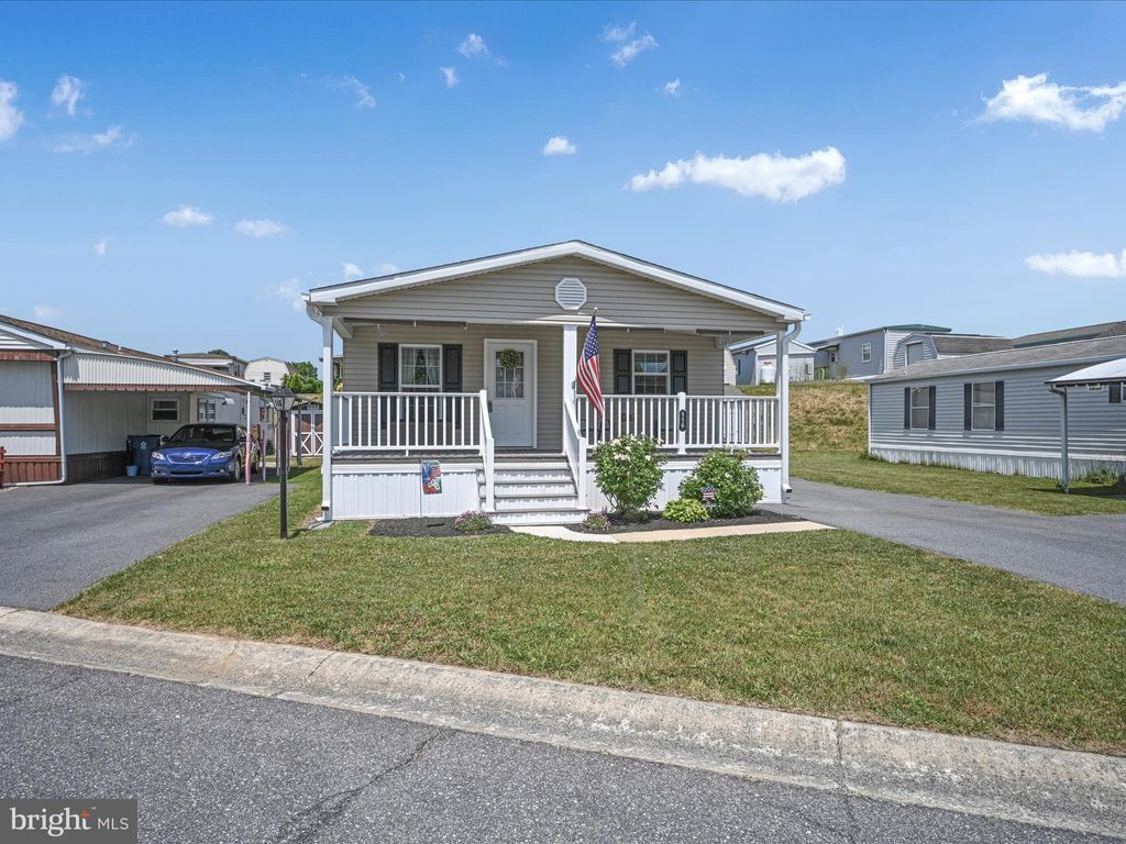 Photo of 116 RIDGEWOOD MNR, MANHEIM, PA 17545 (MLS # PALA2035266)