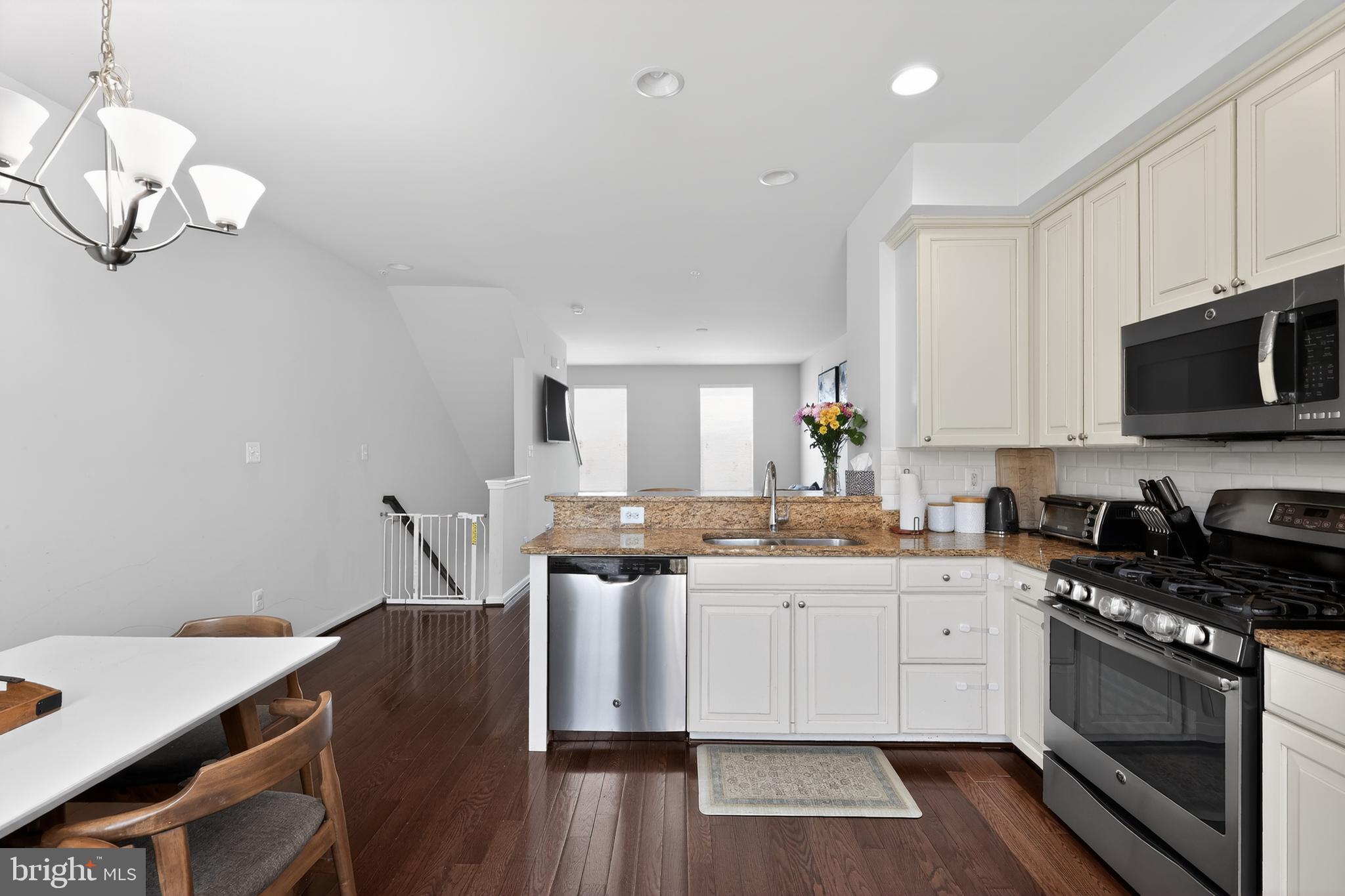 CREEKSIDE VILLAGE - Residential