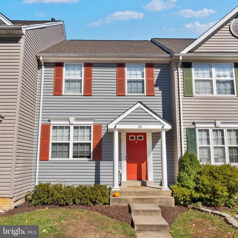 Photo of 25 Quarterpole Court, WARRENTON, VA 20186 (MLS # VAFQ2019502) Photo of 25 Quarterpole Court, WARRENTON, VA 20186 (MLS # VAFQ2019502)