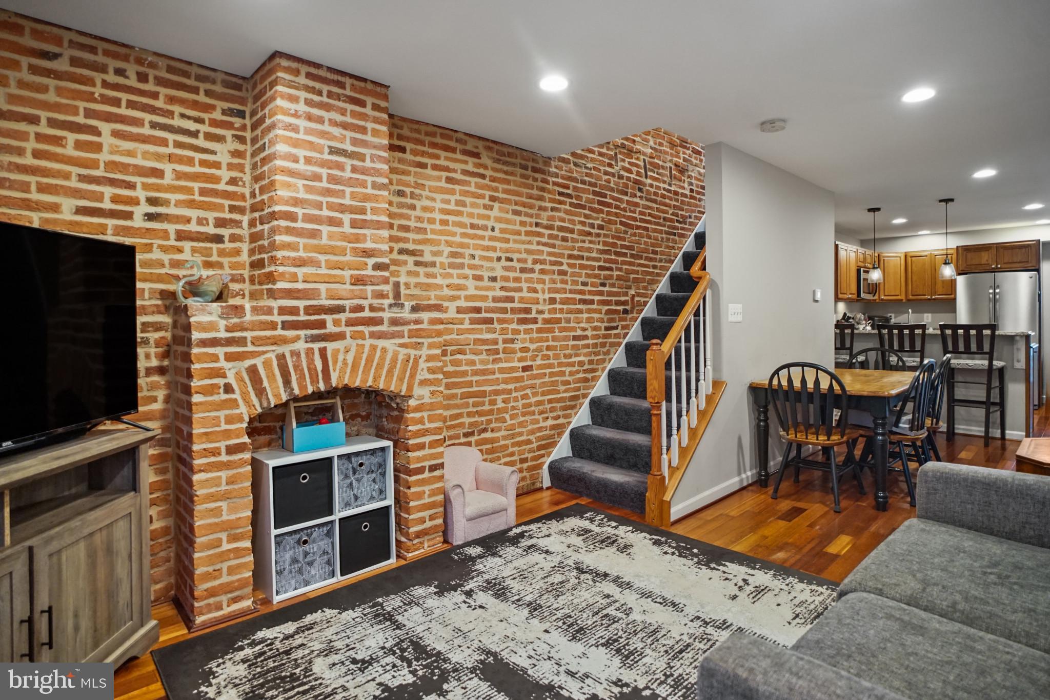 1421 RACE STREET