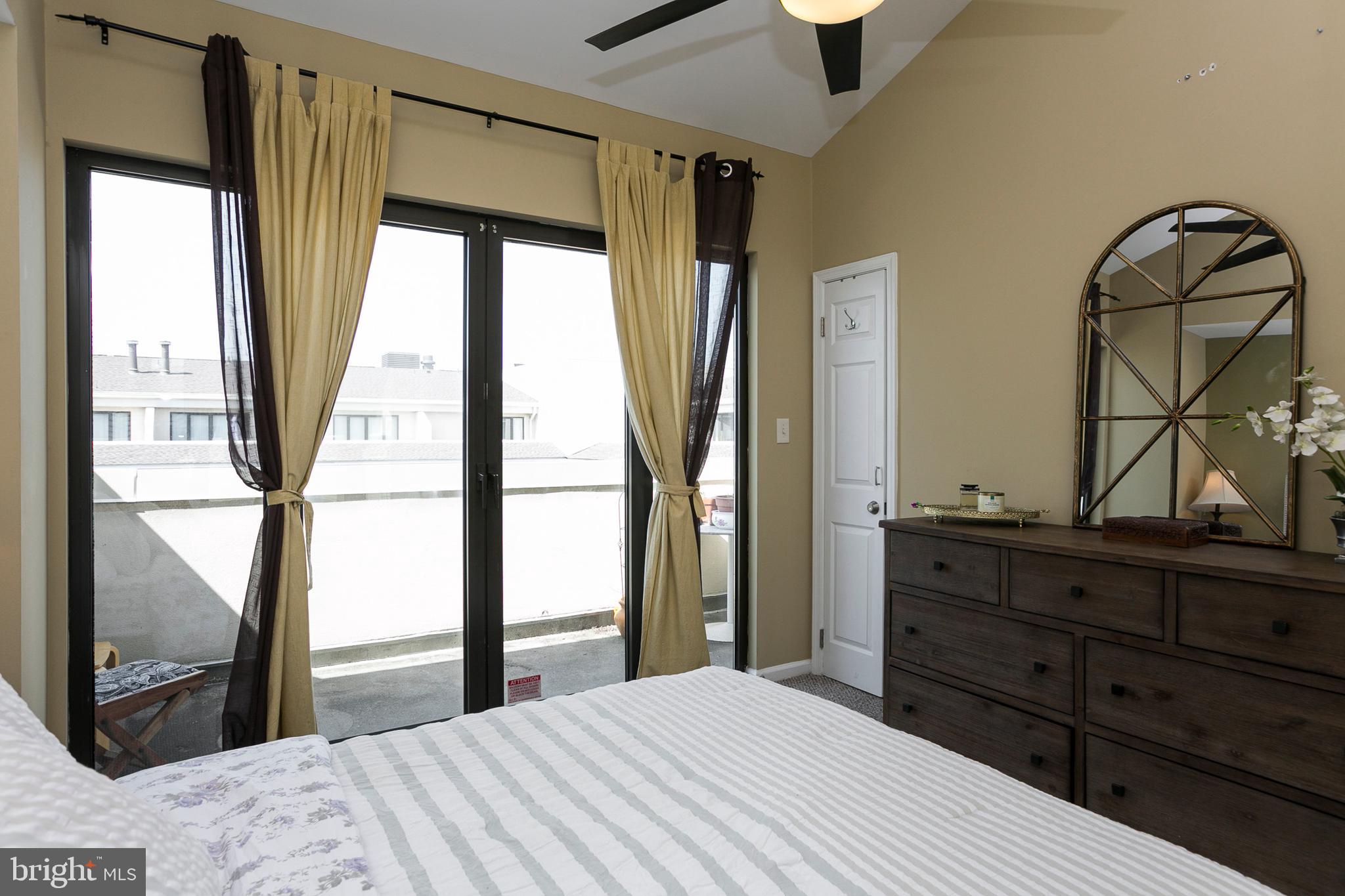 HENDERSON'S WHARF - Residential